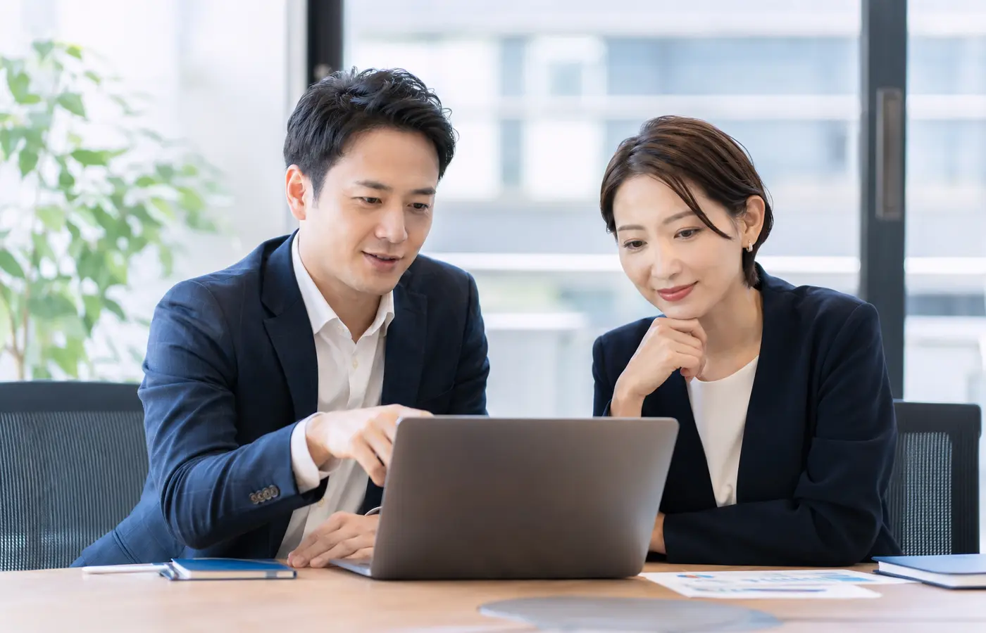 AI導入について打ち合わせるビジネスチーム